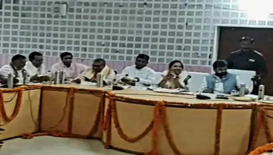 बलिया में हुआ यूपी सरकार के छह साल का जश्न : जिम्मेदार मंत्री नहीं दे पाए विकास के पांच काम तो डीएम ने संभाल लिया.