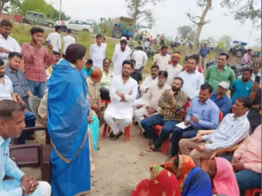 बलिया बस्ती में पहली बार बिजली मिलेगी।  बांसडीह विधायक द्वारा आधारशिला रखे जाने के बाद खंभे गिरने लगे और समुदाय ने जश्न मनाया.