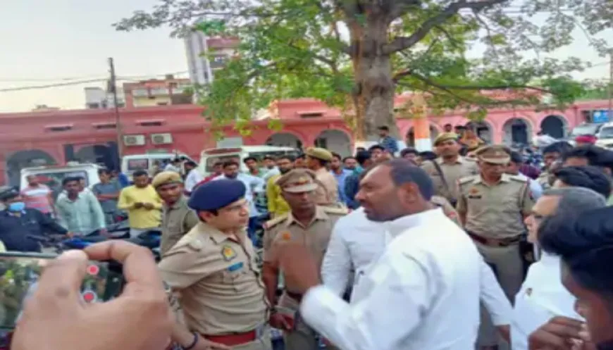 बलिया में छात्रसंघ अध्यक्ष की हॉकी से टक्कर, कॉलेज गेट पर हमला उस वक्त हुआ, जब छात्र संघ अध्यक्ष पद की दौड़ की तैयारी कर रहा था.  एक साथी को चोट आई।