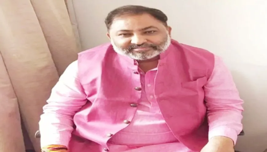 बलिया : रेत से लदे ट्रक को देख भड़के मंत्री दयाशंकर;  पुलिस को बुलाया गया, और पांच ट्रकों को जब्त कर लिया गया।