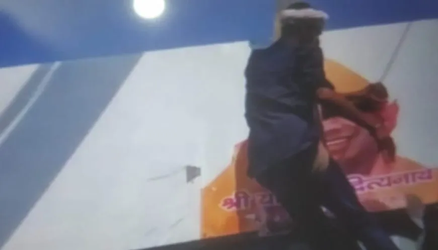 बलिया में प्लास्टिक से ढकी सीएम की फोटो, शिकायत पर प्रशासन ने लगवाई फोटो