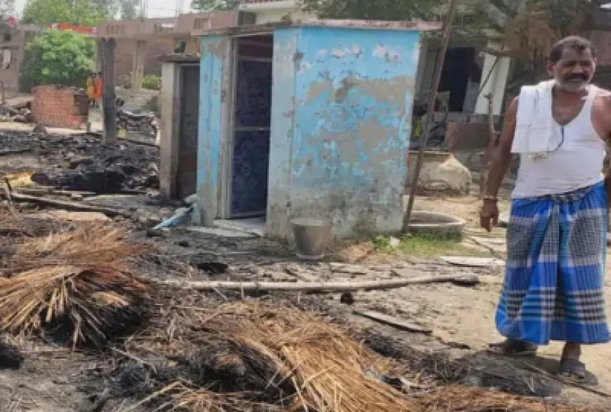 Ballia News: बस्ती में आग लगने से 4 झोपड़ियां जलकर राख, मवेशियों को बचाने के प्रयास में 2 महिलाएं झुलसीं