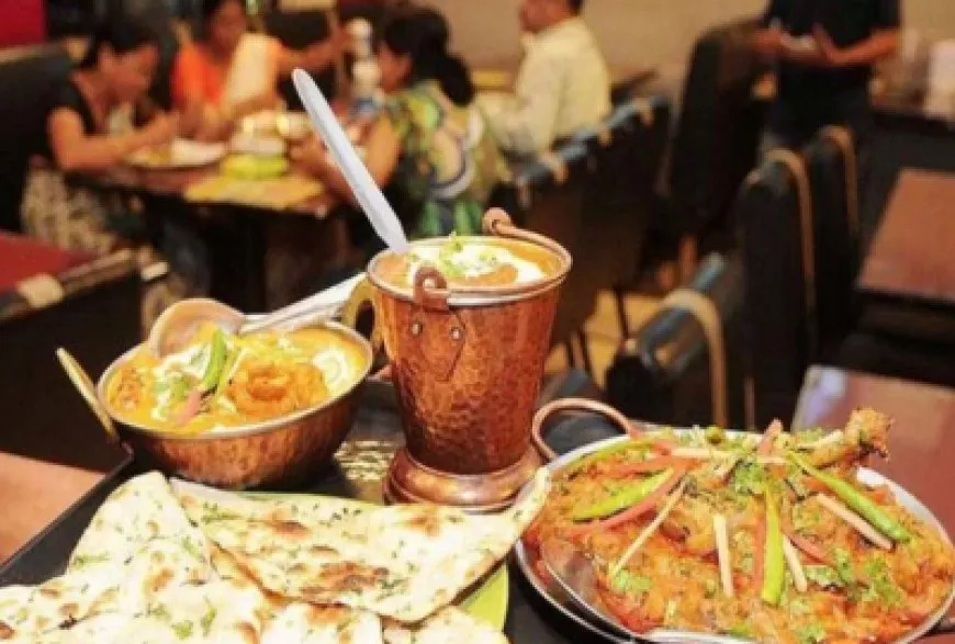 Ballia News: होटल में आयोजित मांगलिक कार्यक्रम में खाना खाते तीन बाहरी लोग पकड़े गये