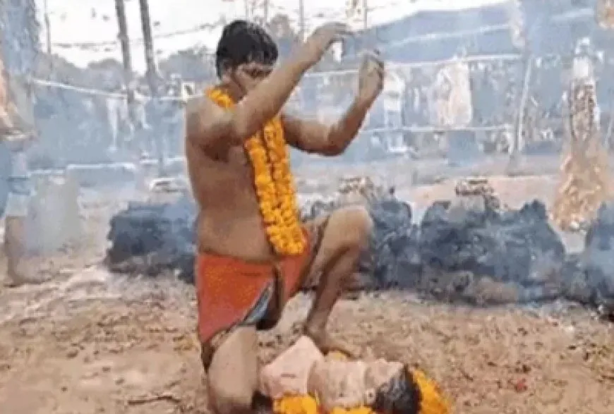 बलिया में बच्चों को खौलते दूध से नहलाने का वायरल वीडियो देखें, ये है इस गांव की प्रथा