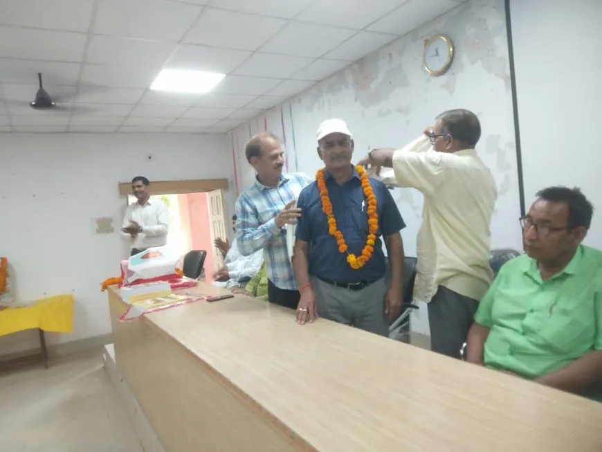 बलिया: टीडी कॉलेज में सेवानिवृत्त शिक्षकों व कर्मचारियों को दी गई विदाई