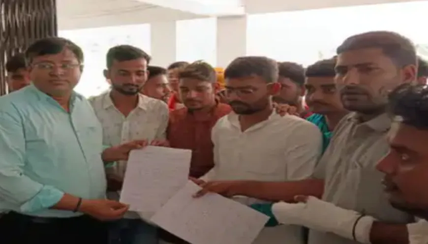 बलिया: अधिक फीस लेने के विरोध में छात्रों ने किया प्रदर्शन, SDM को सौंपा ज्ञापन