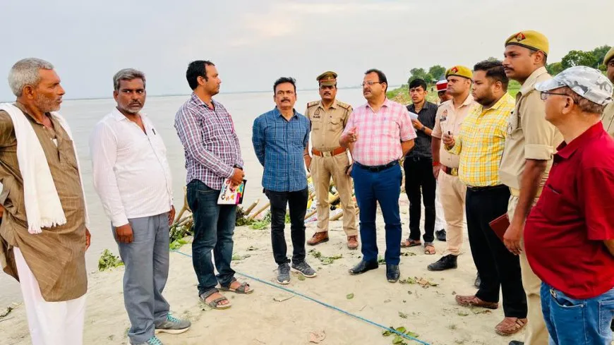 Flood In Ballia : DM ने सरयू तट के लोगों को बाढ़ आश्रय स्थल में स्थानांतरित करने का निर्देश दिया