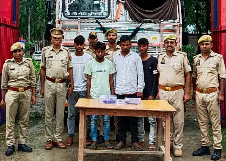 Ballia : पुलिस टीम पर बदमाशों ने झोका फायर, तमंचा-कारतूस के साथ चार गिरफ्तार ; चोरी की ट्रक बरामद