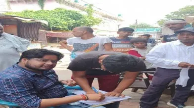 बहराइच: धनिया पाउडर में भूसा मिलाकर कर रहे थे पैकिंग, टीम ने पकड़ा