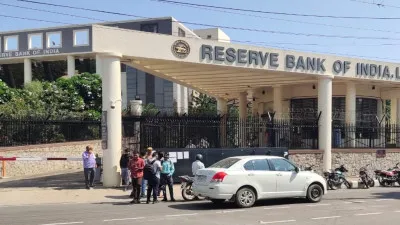 लखनऊ : Last date के बाद अब भी यहां बदला जा रहा है 2 हजार का नोट, आधार कार्ड लेकर फौरन पहुंचिए 