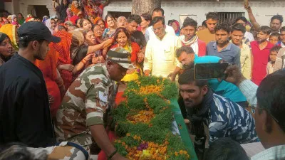 Banda News: राजकीय सम्मान के साथ हुआ ITBP जवान का अंतिम संस्कार, शव देख पत्नी हुई बेसुध