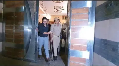 रामपुर: छापेमारी में आजम के करीबी ठेकेदार के घर से 20 लाख का सोना और नकदी बरामद