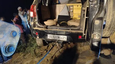 हरदोई में भीषण सड़क हादसा: पेड़ से टकराई तेज रफ्तार कार, पांच लोगों की मौत, गाड़ी काट कर निकाले गए शव