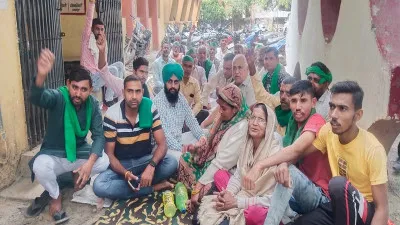 अमरोहा : तहसीलदार के कार्यालय के सामने धरने पर बैठे किसान, दो अज्ञात लोगों ने दी गोलियों से भूनने की धमकी
