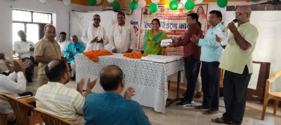 बलिया : 196 शिक्षकों को विधायक केतकी सिंह के हाथों मिला टैबलेट