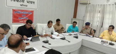 डीएम ने अधिकारियों को किया अलर्ट, बोले- किसी भी स्थिति में बलिया का नाम खराब जनपद में नहीं आना चाहिए