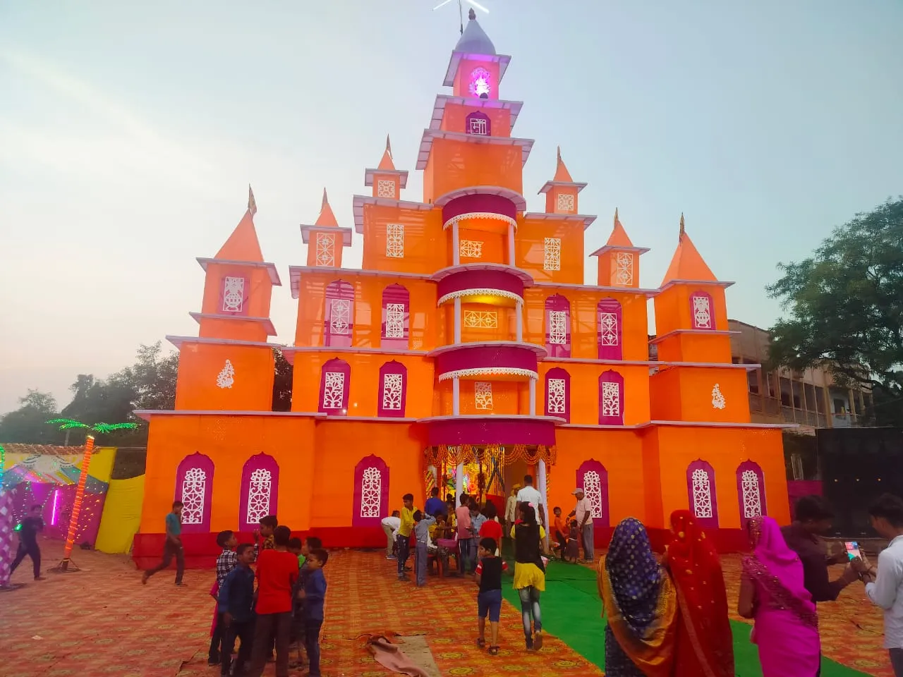 बलिया में आकर्षण का केन्द्र बना रामनगर का पूजा पंडाल