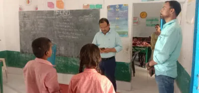 बलिया डीएम ने किया प्राथमिक विद्यालय का औचक निरीक्षण, समने आई यह सच्चाई