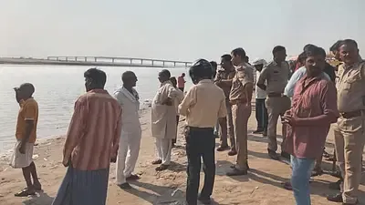 देवरिया: बरहज मेला घूमने गए पांच दोस्त सरयू नदी में डूबे, गोताखोर ने 4 को बचाया, एक की मौत