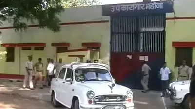 UP Police: महोबा में पेशी पर जाते समय बंदी ने किया फेसबुक LIVE, दुश्मनों को दी धमकी, तीन पुलिसकर्मी निलंबित
