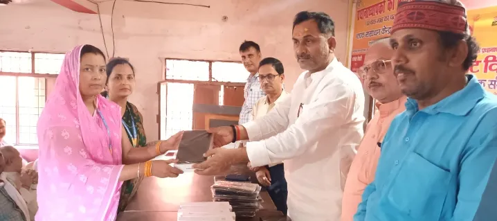 Ballia : बेलहरी में 130 शिक्षकों को मिला टैबलेट, मुस्कुराये Teacher