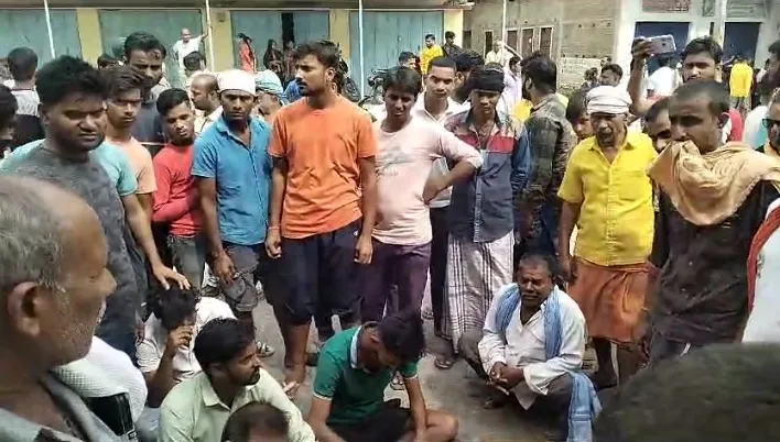 Road Accident in Ballia : कार की टक्कर से युवक की मौत, ग्रामीणों ने रोकी रफ्तार