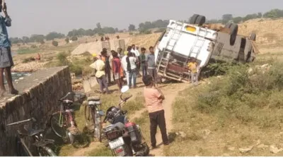 भीषण सड़क हादसा : तेज रफ्तार बस पलटी, मां-बेटा समेत पांच यात्रियों की मौत