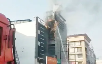 लखनऊ: सिंगापुर माल के सामने बिल्डिंग में लगी भीषण आग, फायर ब्रिगेड ने कड़ी मशक्कत के बाद पाया काबू