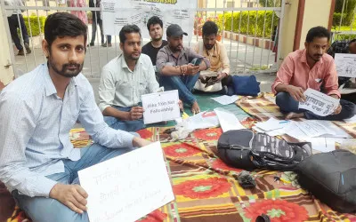 वाराणसी: बीएचयू के सेंट्रल ऑफिस में फैलोशिप की मांग को लेकर धरने पर बैठे छात्र 