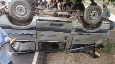 Etawah: अनियंत्रित होकर पलटी स्कूल वैन… छात्र-छात्राओं में मची चीख-पुकार, 17 बच्चे घायल, चालक मौके से हो गया फरार