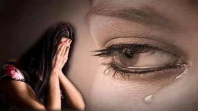लखीमपुर खीरी: दुष्कर्म पीड़िता के पिता ने एसपी कार्यालय पर किया हंगामा, बोला फांसी लगाकर आत्महत्या के अलावा और कोई चारा नहीं