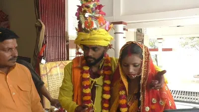 सीतापुर में अपने प्रेमी के लिए सलमा से राधा बनी युवती - मंदिर में की शादी