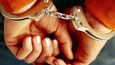 बलिया: अवैध रूप से लाखों रुपये के पटाखा डंप करने वाला कारोबारी गिरफ्तार