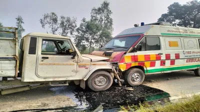 बहराइच: एंबुलेंस और पिकअप में टक्कर, चालक हुए घायल