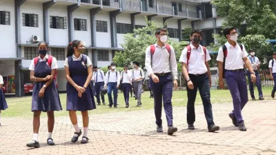 बरेली: बदायूं हादसे के बाद प्रशासन सख्त, कमिश्नर ने विद्यालय परिसर में छात्रों के स्कूटी से आने पर लगाई रोक