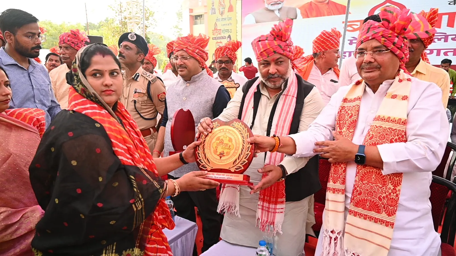 तीन दिवसीय बलिया महोत्सव का शानदार आगाज : पर्यटन मंत्री ने किया उद्घाटन ; 51 प्रधान हुए सम्मानित