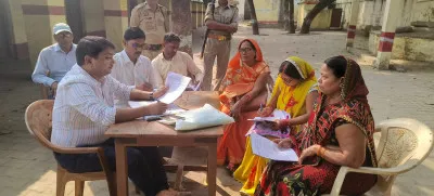 Ballia News : मतदान केन्द्रों का निरीक्षण कर उप जिलाधिकारी ने दिये यह निर्देश