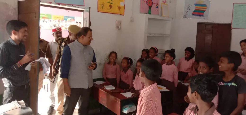 बलिया डीएम ने किया प्राथमिक विद्यालय का औचक निरीक्षण, व्यवस्था देख हुए 