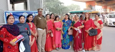 बलिया में Traffic Rules पर जागरूकता को सड़क पर उतरी इनरव्हील क्लब की महिला सदस्य