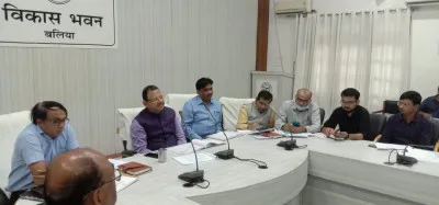 बलिया डीएम ने अधिकारियों को किया अलर्ट, डीपीआरओ समेत इन अफसरों पर एक्शन