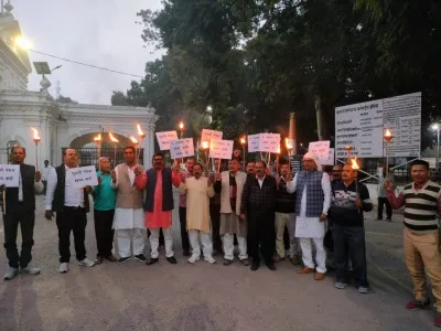 बलिया में माध्यमिक शिक्षकों ने मशाल जुलूस निकालकर किया विरोध प्रदर्शन 