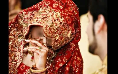 बेगम के साथ 'भाईजान' बनकर आया युवक निकला रकीब, आपत्तिजनक हालत में देख शौहर के उड़े होश