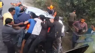 बिहार: सीवान में कार और बस में हुई टक्कर, ग्रामीणों का शराब लूटते वीडियो वायरल