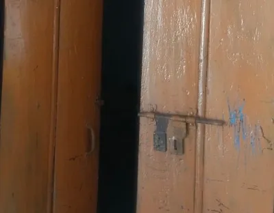 Ballia : स्कूल का ताला तोड़कर चोरों ने पार किया हजारों का सामान, पुलिस की लापरवाही से लोग नाराज