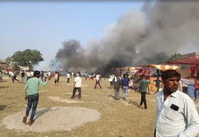 पटाखा बाजार में लगी भीषण आग, मची भगदड़ ; 15 झुलसे