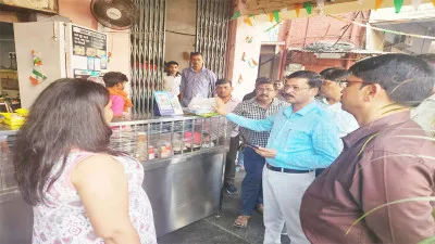 लखनऊ: सड़क से अतिक्रमण हटाने पहुंची नगर निगम की टीम का लोगों ने किया विरोध, जमकर हुआ हंगामा