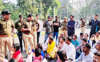 69000 शिक्षक भर्ती: अभ्यर्थियों ने उपमुख्यमंत्री केशव प्रसाद मौर्य के आवास का किया घेराव, की नारेबाजी