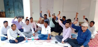 लखीमपुर खीरी: काम पर लौटते ही फिर धरने पर बैठे अभियंता, एक्सईएन के विरूद्ध की नारेबाजी 