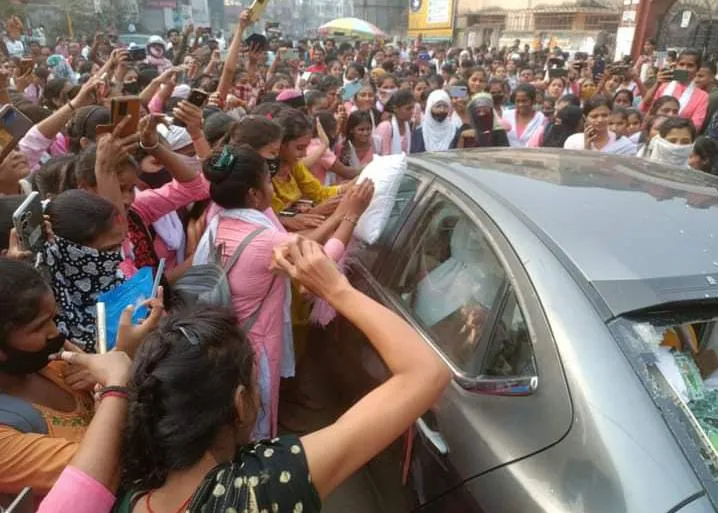 आरा महिला कॉलेज की छात्राओं का फूटा गुस्सा, कॉलेज परिसर बना रणक्षेत्र, प्रिंसिपल की गाड़ी पर भी पथराव