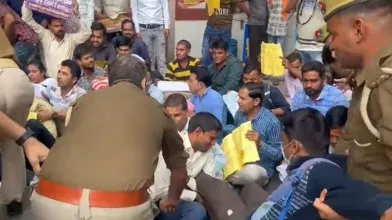 69000 शिक्षक भर्ती परीक्षा : अभ्यर्थियों ने किया भाजपा प्रदेश मुख्यालय का घेराव